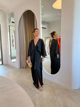 Load image into Gallery viewer, Vestido Lívia Preto Acetinado