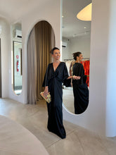 Load image into Gallery viewer, Vestido Lívia Preto Acetinado