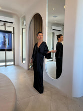 Load image into Gallery viewer, Vestido Lívia Preto Acetinado