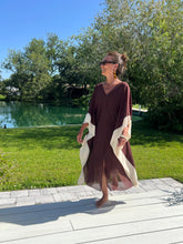 Carregar imagem no visualizador da galeria, Kaftan Búzios Marrom + Areia