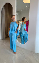 Cargar imagen en el visor de la galería, Conjunto Blusa Marília+ Calça Juliana Azul Acetinado