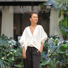 Cargar imagen en el visor de la galería, Blusa Bufante Branca