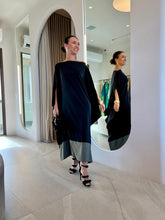 Carregar imagem no visualizador da galeria, Kaftan Simplice Barrado Mídi Preto e Fendi
