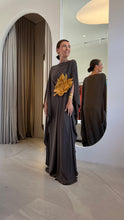 Carregar imagem no visualizador da galeria, Kaftan Simplice Cinza + Folha Caramelo
