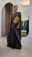 Carregar imagem no visualizador da galeria, Kaftan Simplice Cinza + Folha Caramelo
