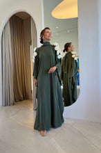 Carregar imagem no visualizador da galeria, Vestido Emily Verde Musgo + Flores Nude
