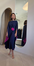Carregar imagem no visualizador da galeria, Kaftan Simplice Dois Tons Marinho com Fúcsia + Flor
