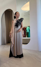 Carregar imagem no visualizador da galeria, Vestido Alessa com Pena Preto com Areia
