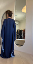 Load image into Gallery viewer, Kaftan Simplice Plumas Azul Marinho e Serenity
