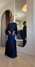 Load image into Gallery viewer, Kaftan Simplice Plumas Azul Marinho e Serenity
