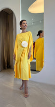 Carregar imagem no visualizador da galeria, Kaftan Simplice Amarelo + Flor
