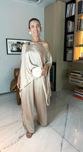 Carregar imagem no visualizador da galeria, Conjunto Blusa Ampla+ Calça Juliana Champanhe Acetinado
